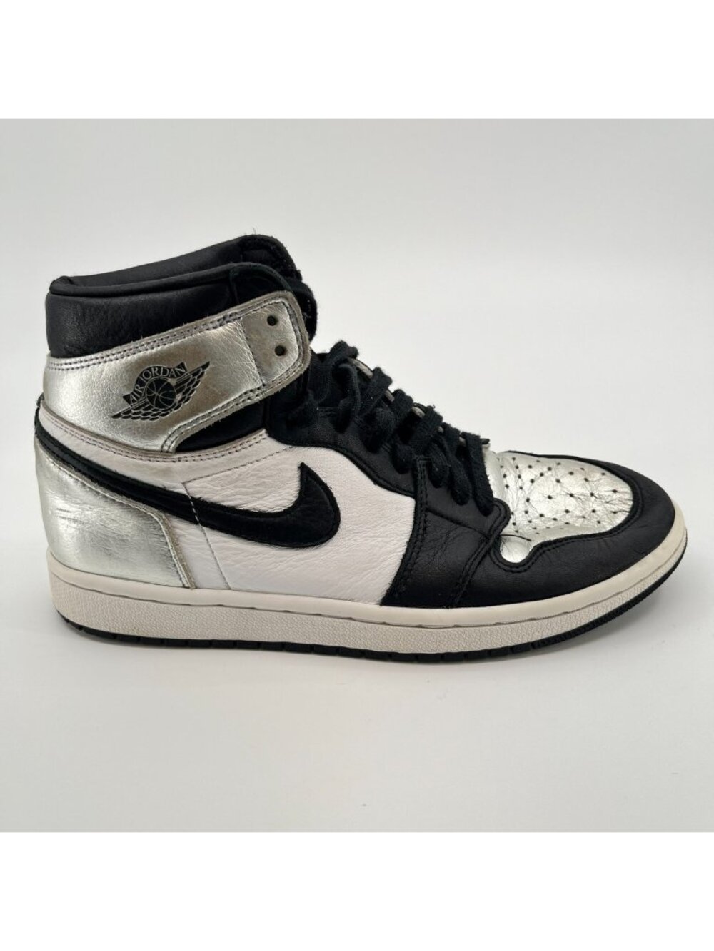 Nike Air Jordan 1 Retro High OG Womens Size 7 Silver Athletic Shoes Sneakers